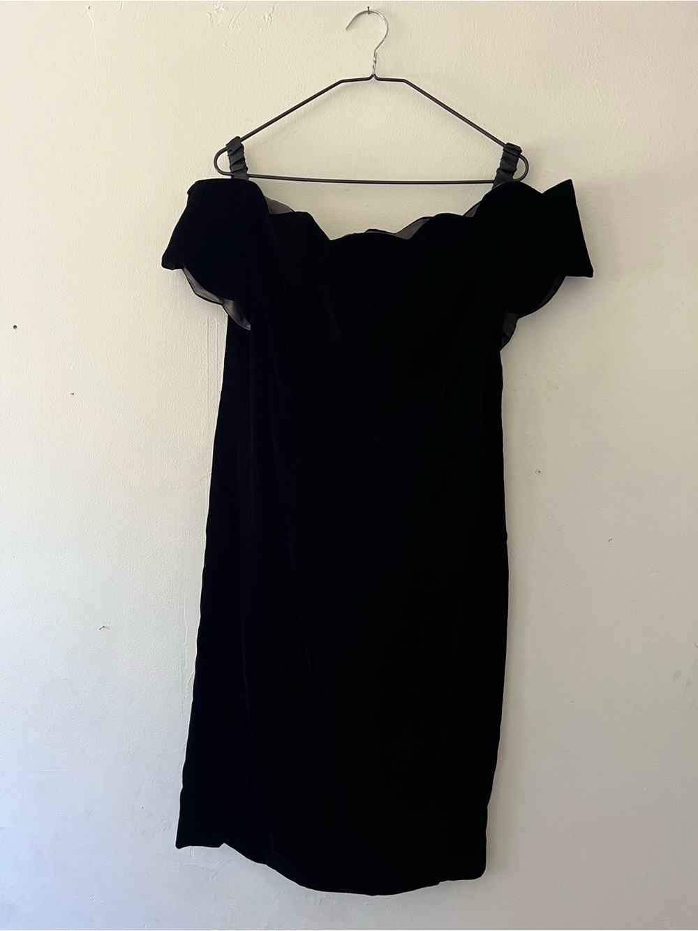Classic Black Off-Shoulder Velvet Midi Dress